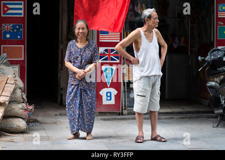 Gerne älteres Paar in einer Straße von Hanoi. Asiatische Alter, Beziehung und älteren Konzept. Hanoi Stockfoto