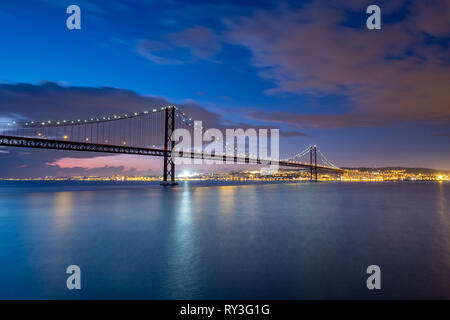 25 April Brücke Blick von der Südseite des Tejo, Lisboa, Portugal Stockfoto