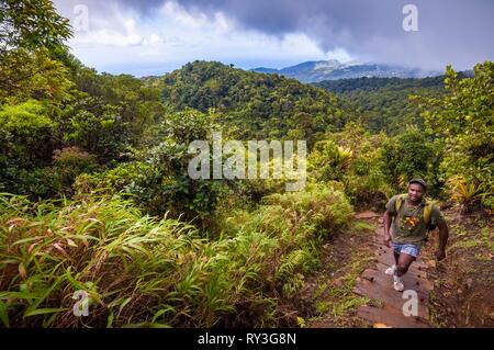 Dominica, Morne Trois Pitons Nationalpark eingeschrieben auf der Liste des Weltkulturerbes der UNESCO, Wanderer auf dem Weg zur Kochenden See Stockfoto