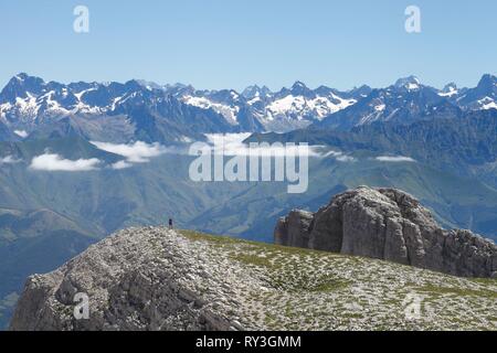 Frankreich, Isère, Les Corps Gebirge, Pellafol, männliche Wanderer klettern Obiou's Peak (2789 m) Stockfoto