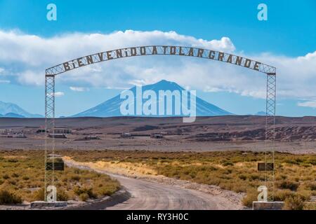 Argentinien, Provinz Salta, Puna Wüste, Tolar Grande Eingang und volcan Aracar Stockfoto