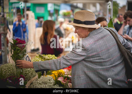 London, UK - August, 2018. Eine Frau Shopping an der Columbia Road Blumenmarkt, einem Sonntag Street Market im Londoner Stadtteil Tower Hamlets. Stockfoto