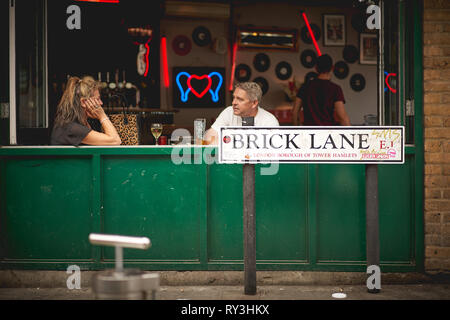 London, UK - August, 2018. Ein paar Drinks in einer Bar in der Brick Lane. Stockfoto