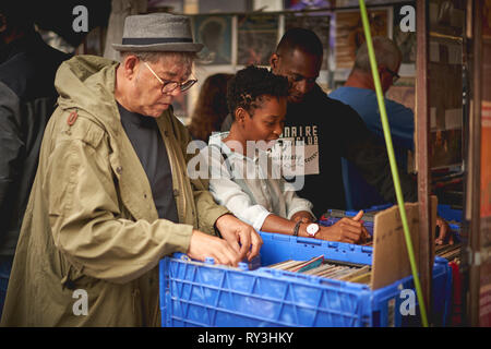 London, UK - August, 2018. Schallplatten auf Verkauf in einem Stall in Brick Lane Markt. Stockfoto