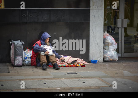 London, UK - August, 2018. Ein obdachloser Mann um Hilfe betteln in Central London. Stockfoto