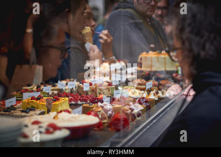 London, UK - August, 2018. Personen außerhalb einer Bäckerei Schaufenster in Central London. Stockfoto