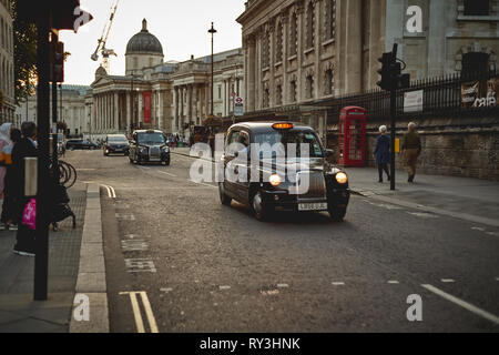 London, UK, September, 2018. Iconic Black Cabs in der Nähe des Trafalgar Square im Zentrum von London. Stockfoto