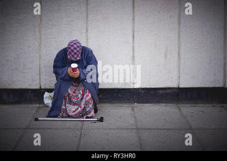 London, UK, September, 2018. Eine Frau um Hilfe betteln in Central London. Stockfoto