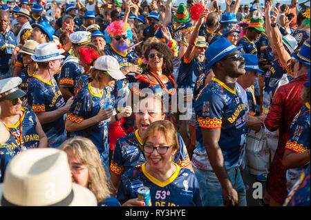 RIO DE JANEIRO - 15. MÄRZ 2017: Brasilianische carnivalgoers in den traditionellen Karneval abadá shirts Folgen der legendären Banda de Ipanema Straßenfest Parade. Stockfoto