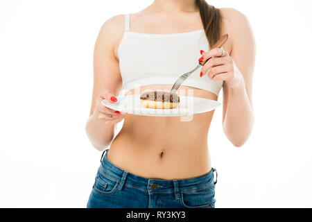 7/8-Ansicht der schlanke Frau mit süßen köstlichen Krapfen auf Platte isoliert auf weißem Stockfoto