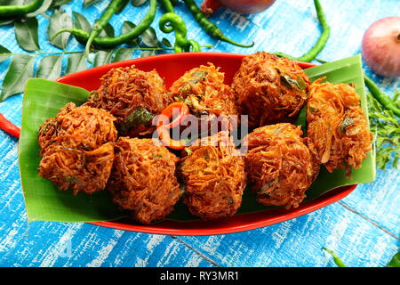 Indische Küche - knusprig gebratener onin Krapfen, Ulli Vada, pakkoda, pakora Stockfoto