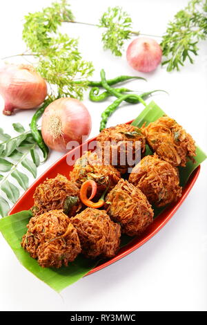 Indische Küche - knusprig gebratener onin Krapfen, Ulli Vada, pakkoda, pakora Stockfoto