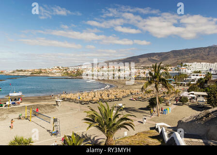 Playa de Torviscas und Playa de Fanabe an der Costa Adeje, Teneriffa mit Beachvolleyball und Wassersportmöglichkeiten. Stockfoto