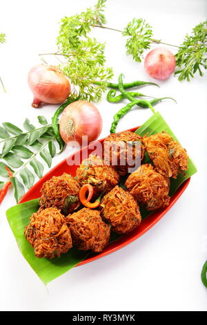 Indische Küche - knusprig gebratener onin Krapfen, Ulli Vada, pakkoda, pakora Stockfoto