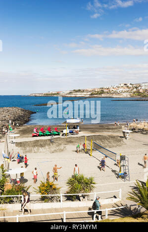 Playa de Torviscas und Playa de Fanabe an der Costa Adeje, Teneriffa mit Beachvolleyball und Wassersportmöglichkeiten. Stockfoto