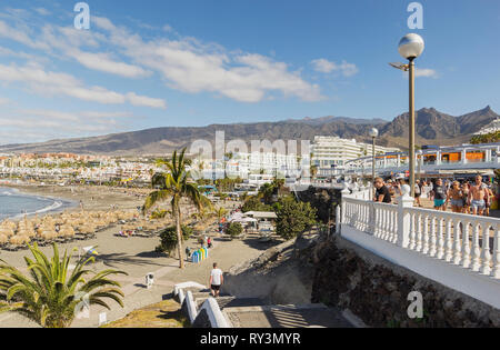 Promenade und Strand von Playa de Torviscas in der Nähe von Costa Adeje, Teneriffa. Stockfoto