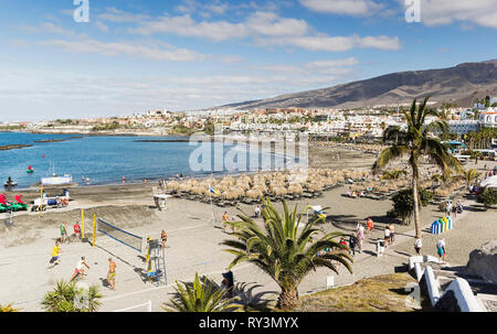 Playa de Torviscas und Playa de Fanabe an der Costa Adeje, Teneriffa mit Beachvolleyball und Wassersportmöglichkeiten. Stockfoto