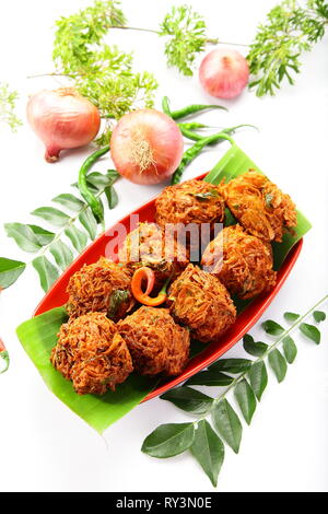 Indische Küche - knusprig gebratener onin Krapfen, Ulli Vada, pakkoda, pakora Stockfoto