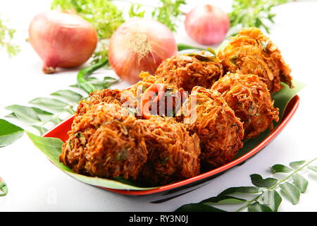 Indische Küche - knusprig gebratener onin Krapfen, Ulli Vada, pakkoda, pakora Stockfoto