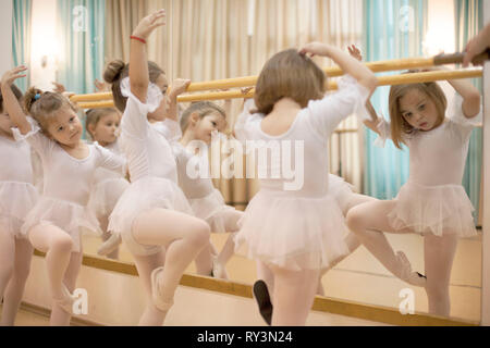 Baby Ballerinas im Ballett studio Stockfoto