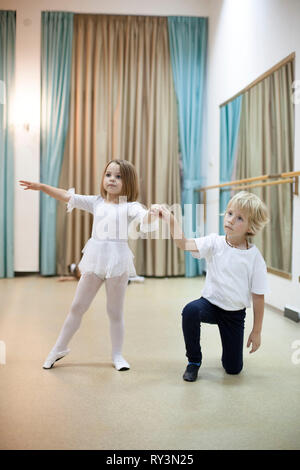 Baby Ballerinas im Ballett studio Stockfoto