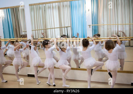 Baby Ballerinas im Ballett studio Stockfoto