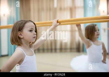 Baby Ballerinas im Ballett studio Stockfoto