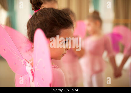 Baby Ballerinas im Ballett studio Stockfoto