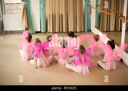 Baby Ballerinas im Ballett studio Stockfoto