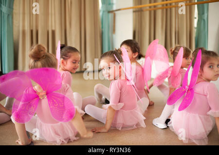 Baby Ballerinas im Ballett studio Stockfoto
