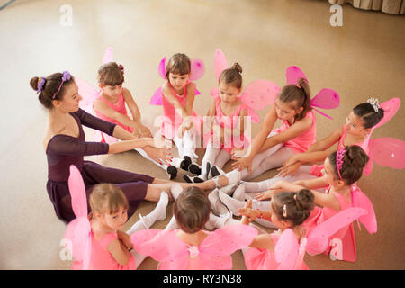 Baby Ballerinas im Ballett studio Stockfoto