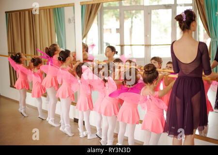 Baby Ballerinas im Ballett studio Stockfoto
