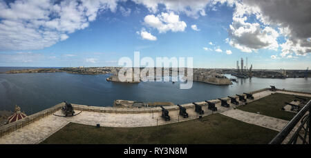 Ansicht der ehrenkompanie Batterie und den Grand Harbour, von der oberen Barrakka Gardens, Valletta, Malta, 20. Februar 2019. Stockfoto