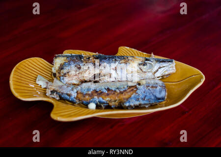 Frisch gebratene asiatische Barracuda Fisch in Fisherman's Village Restaurant serviert. Traditionelle thailändische streetfood Küche aus frischen Zutaten. Stockfoto