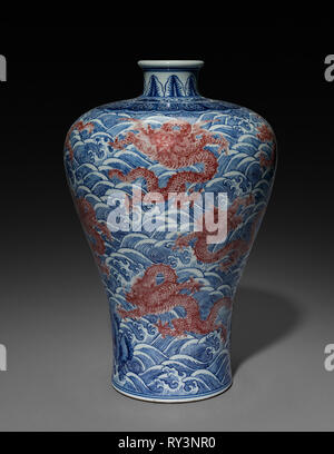 Flasche Vase mit Drachen und Wellen, 1736-95. China, Qing Dynastie (1644-1911), Qianlong Mark und Regierungszeit (1736-95). Porzellan; Insgesamt: 35,5 cm (14 Zoll Stockfoto