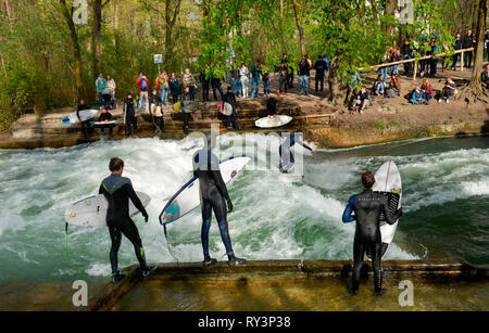 Surfer, Eisbachwelle, Muenchen, Bayern, Deutschland Stockfoto