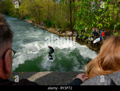 Surfer, Eisbachwelle, Muenchen, Bayern, Deutschland Stockfoto