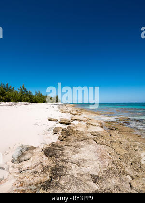 Coral, weiße Straße Strand, tropischen Strand, Rock Sound, Eleuthera, Bahamas, in der Karibik. Stockfoto
