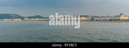 Llandudno, Conwy, Clwyd, Wales, Großbritannien - Juni 08, 2018: Blick von der Seebrücke in Richtung Strand und die Häuser der South Parade Stockfoto