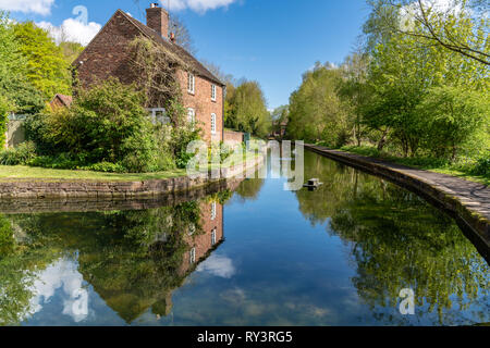 Coalport, Shropshire, England, Großbritannien - 02.Mai 2018: Ein Haus in der Nähe der Ufer des alten Kanals Stockfoto