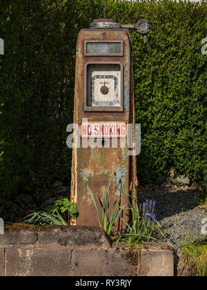 Coalport, Shropshire, England, Großbritannien - 02.Mai 2018: Eine alte stillgelegte Tankstelle vor einem Hedge Stockfoto