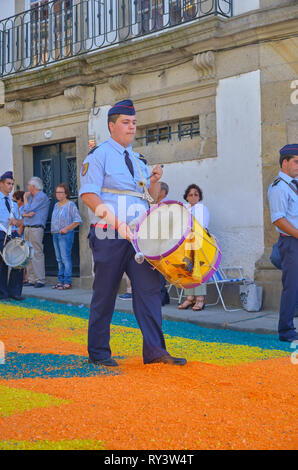 Jährliche Fronleichnam Parade auf Straßen in Blume Blütenblatt Design abgedeckt. Nach Schlagzeuger. Ponte de Lima, Portugal, 15. Juni 2017 Stockfoto