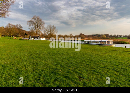 Coltishall, Norfolk, England, Großbritannien - 07 April 2018: Eine 15-04 am Ufer des Flusses Bure im Coltishall Stockfoto