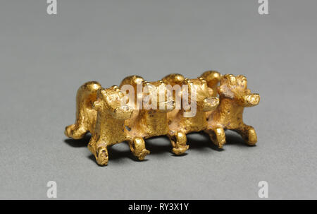 Curly-Tailed Tier Anhänger, 100-800. Panama, Initial Style, 2. bis 8. Jahrhundert. Gold; gesamt: 1,8 x 4 x 2,7 cm (11/16 x 1 9/16 x 1 1/16-in Stockfoto