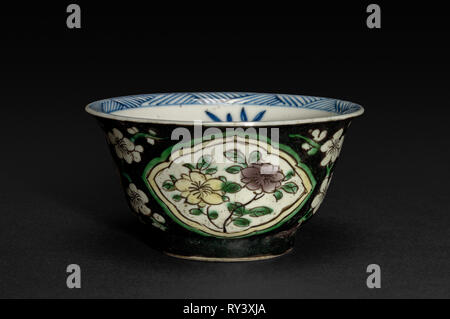 Becher, 1662-1722. China, Qing Dynastie (1644-1912), Kangxi Herrschaft (1661-1722). Porzellan; insgesamt: 4.1 cm (1 5/8 in Stockfoto