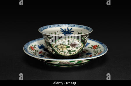 Tasse und Untertasse, 1662-1722. China, Qing Dynastie (1644-1912), Kangxi Herrschaft (1661-1722). Porzellan; Durchmesser: 12.2 cm (4 13/16 in.); Insgesamt: 4.1 cm (1 5/8 in Stockfoto