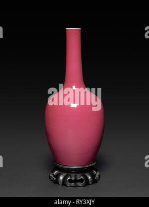 Vase, 1800. China, Qing Dynastie (1644-1911). Porzellan; insgesamt: 23 cm (9 1/16-in Stockfoto