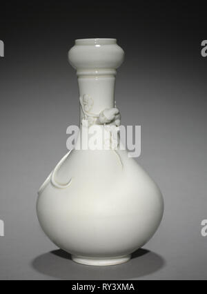 Flasche-förmige Vase, 1662-1722. China, Qing Dynastie (1644-1912), Kangxi Herrschaft (1661-1722). Porzellan; insgesamt: 24.5 cm (9 5/8 in Stockfoto