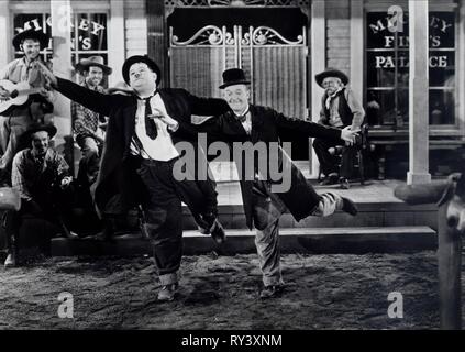 HARDY, Lorbeer, WAY OUT WEST, 1937 Stockfoto