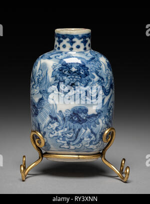 Abgeflachte Oval Schnupftabak Flasche mit Stopfen, 1573-1620. China, Provinz Jiangxi Jingdezhen, Brennöfen, Ming Dynastie (1368-1644), Wanli Herrschaft (1572-1620). Porzellan; gesamt: 7 cm (2 3/4 in Stockfoto